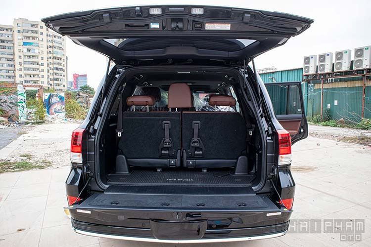 Về an toàn, xe sở hữu các trang bị cơ bản như: Hệ thống chống bó cứng phanh, Hệ thống hỗ trợ lực phanh khẩn cấp, Hệ thống phân phối lực phanh điện tử, Hệ thống ổn định thân xe, Hệ thống kiểm soát lực kéo, Hệ thống hỗ trợ khởi hành ngang dốc, Hệ thống lựa chọn vận tốc vượt địa hình, Hệ thống điều khiển ga tự động, Hệ thống thích nghi địa hình, Đèn báo phanh khẩn cấp, Hệ thống cảnh báo áp suất lốp, Camera 360 độ...