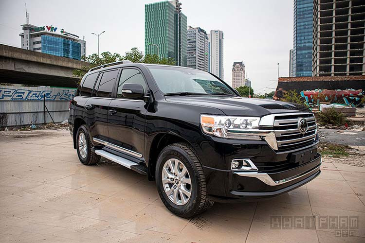 Mẫu xe SUV Toyota Land Cruiser là lựa chọn ưa thích của nhiều khách hàng Việt Nam, nguồn gốc mẫu xe này bán tại nước ta rất phong phú đặc biệt đến từ Trung Đông và Mỹ. Phiên bản nhập khẩu chính hãng hiện được Toyota Việt Nam nhập từ Nhật Bản, tuy nhiên nó không còn một số tính năng hữu ích cho những người yêu thích xe chạy Off-road.