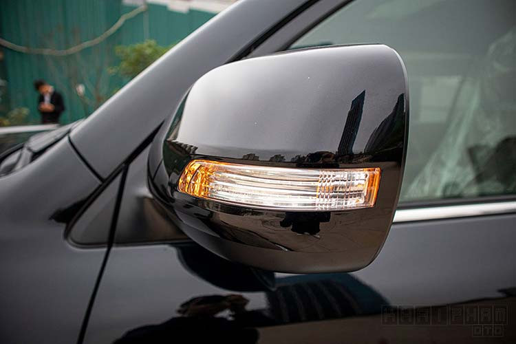 Về ngoại thất, Toyota Land Cruiser nhập Mỹ và hàng chính hãng gần như không khác biệt quá nhiều. Theo đó, Toyota Land Cruiser chính hãng có kích thước tổng thể chiều Dài x Rộng x Cao lần lượt là 4.950 x 1.980 x 1.945 (mm), còn bản nhập hẹp hơn 9mm và thấp hơn 65 mm nhưng chiều dài cơ sở vẫn đạt mức 2.850 mm.