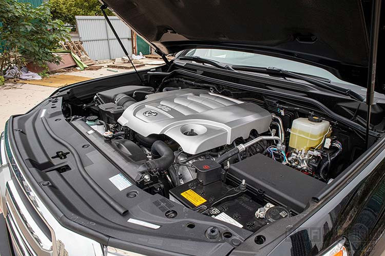 Toyota Land Cruiser bản Mỹ sử dụng động cơ V8 - 5.7L, 32 van cam kép cho công suất tối đa 381 mã lực tại 5600 vòng/phút và mô-men xoắn 544 Nm tại 3600 vòng phút. Truyền sức mạnh đến bánh xe là hộp số tự động 8 cấp và hệ dẫn động 4 bánh toàn thời gian với vi sai trung tâm chống trượt. Trong khi đó, động cơ bản chính hãng chỉ có dung tích 4.6L với 304 mã lực, hộp số tự động 6 cấp. 