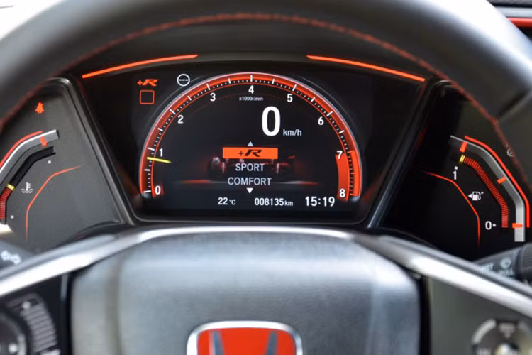 So với phiên bản ở Anh và châu Âu mẫu xe này sẽ có công suất tối đa lên tới 316 mã lực, đáng tiếc phiên bản Honda Civic Type R 2017 tại Malaysia yếu hơn một chút. Ngoài ra, bên trong mỗi chiếc Honda Civic Type R 2017 còn có tấm biển đánh số thứ tự xuất xưởng.