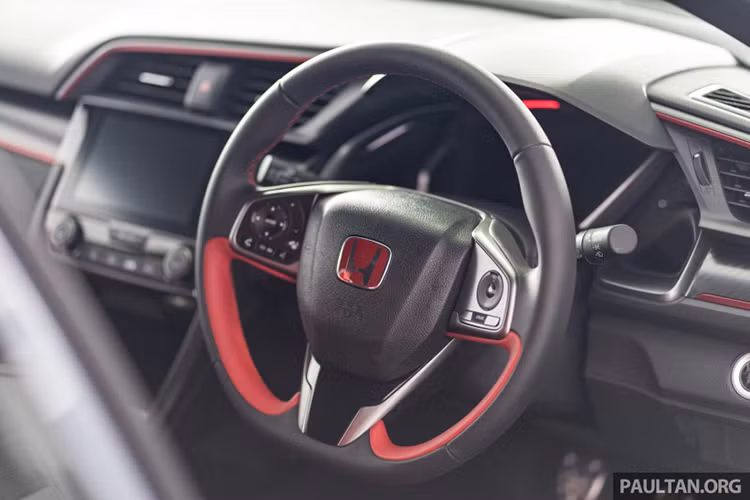Trang bị tiện nghi của Civic Type R 2017 với hệ thống thông tin giải trí đi kèm màn hình 7 inch, hỗ trợ ứng dụng Apple CarPlay và Android Auto, định vị vệ tinh, ra lệnh bằng giọng nói, dàn âm thanh 540 W cùng ghế thể thao. Các tính năng an toàn hiện đại như cân bằng điện tử, kiểm soát lực bán, phân bổ lực phanh điện tử, trợ lực phanh và giám sát áp suất lốp.