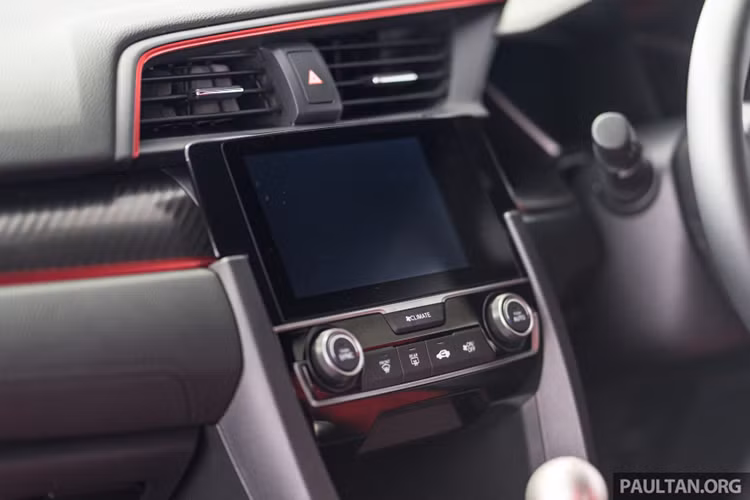 Động cơ của Civic Type R 2017 là VTEC 4 xy-lanh, tăng áp, dung tích 2.0 lít, đồng hành cùng hộp số sàn 6 cấp. Tại thị trường Malaysia, Honda Civic Type R 2017 sở hữu công suất tối đa 306 mã lực tại vòng tua máy 6.500 vòng/phút và mô-men xoắn cực đại 400 Nm tại dải vòng tua từ 2.500 - 4.500 vòng/phút, tương tự xe ở Úc cũng như Indonesia.