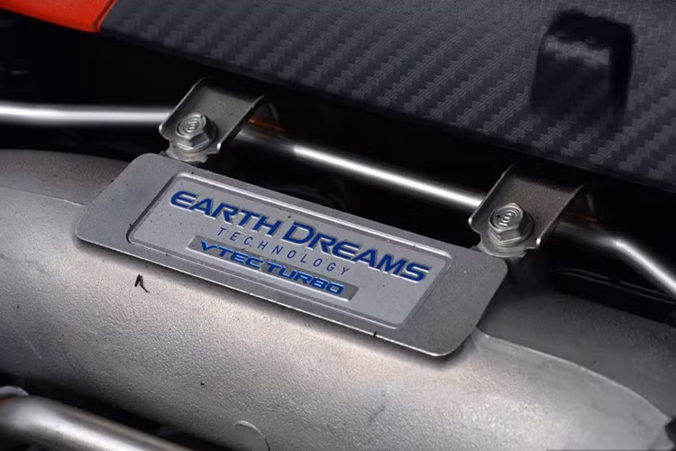 Sức mạnh động cơ cho phép Honda Civic Type R 2017 tăng tốc từ 0-100 km/h trong 5,7 giây và đạt vận tốc tối đa 272 km/h. Hiện Honda Civic Type R 2017 là mẫu xe dẫn động cầu trước có thời gian hoàn thành vòng đua Nurburgring nhanh nhất thế giới, nó đạt trong 7 phút 43,8 giây.