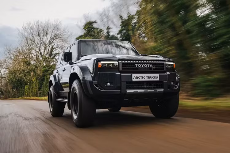 Hãng độ Arctic Trucks chưa công bố giá xe Toyota Land Cruiser Prado AT37 2025. Tuy nhiên, nhìn vào những nâng cấp mà hãng độ thực hiện với bản mẫu này, có thể dự đoán mức giá sẽ cao hơn đáng kể so với nguyên bản.