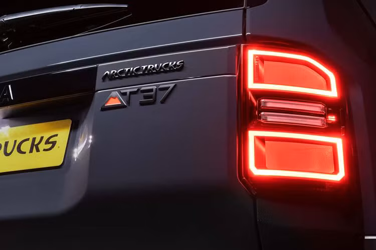 Không chỉ dừng lại ở nâng cấp lốp, Arctic Trucks còn cải tiến toàn diện hệ thống treo hai chiều gồm lò xo, giảm xóc và cơ cấu coilover mới, chiếc Prado AT37 sở hữu khoảng sáng gầm xe được tăng thêm 40 mm so với phiên bản tiêu chuẩn. Điều này giúp xe dễ dàng vượt qua các địa hình gồ ghề và nước ngập sâu, mang lại sự tự tin cho người lái trên mọi cung đường. 