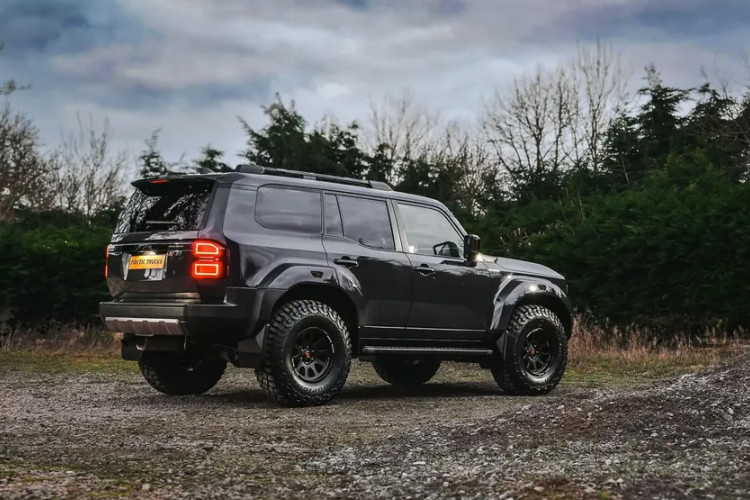 Điều này đồng nghĩa với việc Prado AT37 vẫn sử dụng các tùy chọn động cơ nguyên bản, bao gồm: Động cơ xăng tăng áp 2.4L hoặc tăng áp-hybrid. Động cơ diesel tăng áp 2.8L tại một số thị trường. Động cơ V6 hút khí tự nhiên 4.0L, phù hợp cho các thị trường yêu cầu hiệu suất cao.