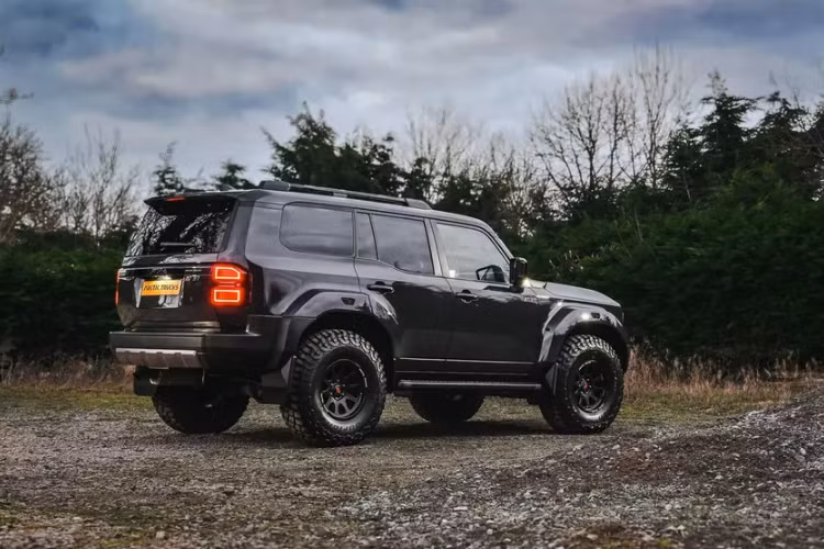 Điều này đồng nghĩa với việc Prado AT37 vẫn sử dụng các tùy chọn động cơ nguyên bản, bao gồm: Động cơ xăng tăng áp 2.4L hoặc tăng áp-hybrid. Động cơ diesel tăng áp 2.8L tại một số thị trường. Động cơ V6 hút khí tự nhiên 4.0L, phù hợp cho các thị trường yêu cầu hiệu suất cao.