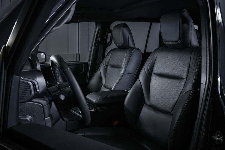 Bậc bước bằng nhôm giúp dễ dàng lên xuống, đồng thời tăng tính thực dụng. Chắn bùn kim loại và bộ tời đặt ẩn hỗ trợ vượt địa hình. Dù được nâng cấp toàn diện về ngoại hình và hệ thống treo, Arctic Trucks không đề cập đến bất kỳ thay đổi nào về động cơ.