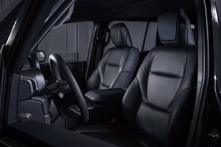 Bậc bước bằng nhôm giúp dễ dàng lên xuống, đồng thời tăng tính thực dụng. Chắn bùn kim loại và bộ tời đặt ẩn hỗ trợ vượt địa hình. Dù được nâng cấp toàn diện về ngoại hình và hệ thống treo, Arctic Trucks không đề cập đến bất kỳ thay đổi nào về động cơ.