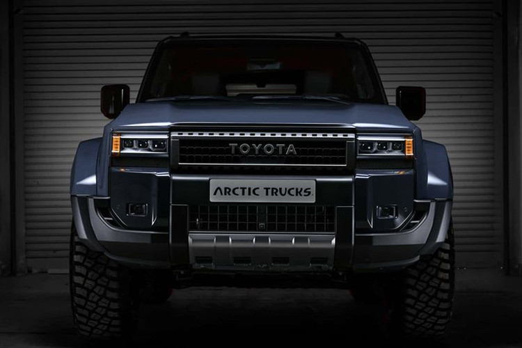 Land Cruiser Prado AT37 không chỉ mạnh mẽ hơn mà còn sở hữu diện mạo táo bạo với bộ bodykit thân rộng do Arctic Trucks thiết kế riêng. Những chi tiết mới bao gồm: Cản trước và cản sau tùy chỉnh giúp tăng góc tới và góc thoát. Vòm bánh xe mở rộng, mang đến vẻ ngoài cơ bắp hơn.