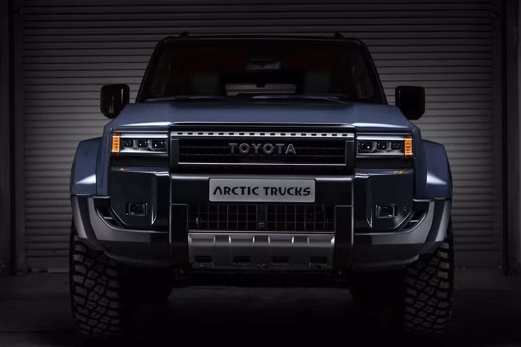 Land Cruiser Prado AT37 không chỉ mạnh mẽ hơn mà còn sở hữu diện mạo táo bạo với bộ bodykit thân rộng do Arctic Trucks thiết kế riêng. Những chi tiết mới bao gồm: Cản trước và cản sau tùy chỉnh giúp tăng góc tới và góc thoát. Vòm bánh xe mở rộng, mang đến vẻ ngoài cơ bắp hơn.