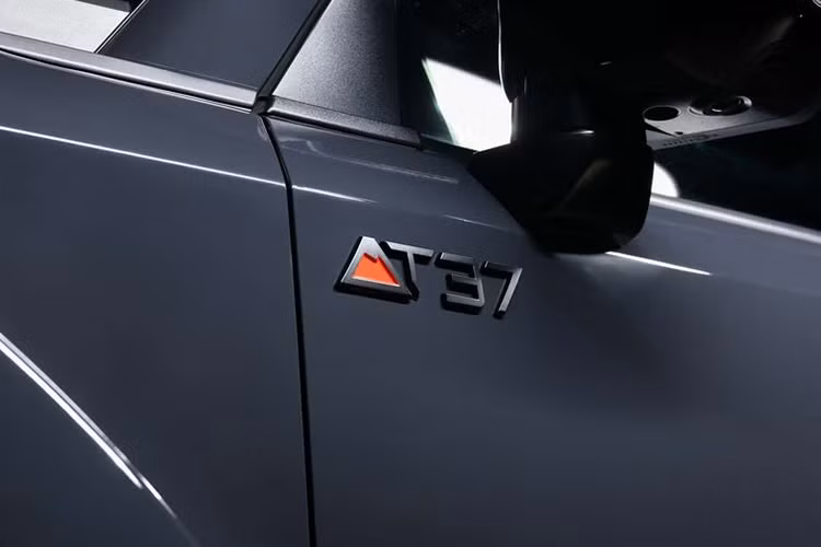 Xe được trang bị hai tùy chọn gồm lốp đa địa hình (All-Terrain) và lốp chuyên dụng cho bùn (Mud-Terrain). Đi kèm với bộ lốp là mâm xe 17 inch được sơn đen satin, mang đến vẻ ngoài hầm hố và mạnh mẽ cho chiếc SUV Toyota Land Cruiser Prado thế hệ mới.