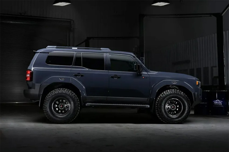 Ngay từ tên gọi Toyota Land Cruiser Prado AT37 2025 mới, người yêu xe địa hình dễ dàng nhận ra điểm nhấn chính của phiên bản nâng cấp này nằm ở bộ lốp 37 inch khổng lồ. Bộ lốp hiệu suất cao này đến từ thương hiệu BF Goodrich.