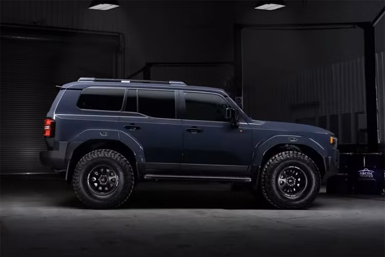 Ngay từ tên gọi Toyota Land Cruiser Prado AT37 2025 mới, người yêu xe địa hình dễ dàng nhận ra điểm nhấn chính của phiên bản nâng cấp này nằm ở bộ lốp 37 inch khổng lồ. Bộ lốp hiệu suất cao này đến từ thương hiệu BF Goodrich.