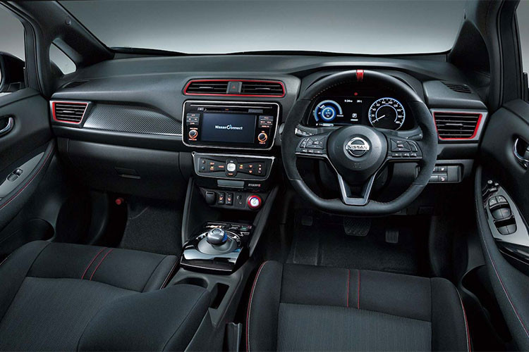 Bên trong nội thất, mẫu xe ôtô điện Nissan này sẽ có 9 màu tuỳ chọn bao gồm cả 2 màu sắc đặc biệt chỉ những xe có mác Nismo mới có là Brilliant Silver/Super Black (đen bạc) và Dark Metal Grey/Super Black (Xám đen).