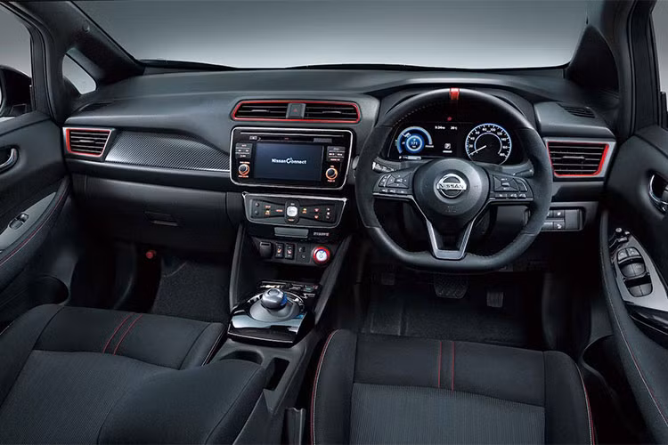 Bên trong nội thất, mẫu xe ôtô điện Nissan này sẽ có 9 màu tuỳ chọn bao gồm cả 2 màu sắc đặc biệt chỉ những xe có mác Nismo mới có là Brilliant Silver/Super Black (đen bạc) và Dark Metal Grey/Super Black (Xám đen).