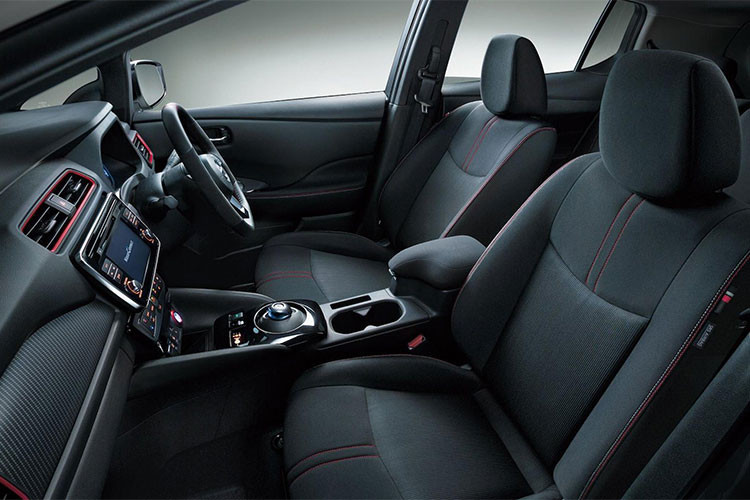 Bên cạnh tập trung vào thiết kế thì hãng xe hơi Nissan cũng can thiệp vào hệ thống điện của động cơ để đem đến cảm giác chân ga nhạy hơn. Công suất như đã nói ở trên sẽ là 147hp và 320 Nm mô men xoắn.