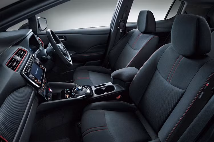 Bên cạnh tập trung vào thiết kế thì hãng xe hơi Nissan cũng can thiệp vào hệ thống điện của động cơ để đem đến cảm giác chân ga nhạy hơn. Công suất như đã nói ở trên sẽ là 147hp và 320 Nm mô men xoắn.