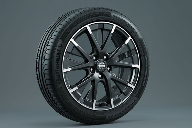 Ngoài ra, bộ vành mới 18 inch 5 chấu kép với thiết kế hai màu mới và đi kèm lốp Continental ContiSportContact 5 bọc bên ngoài cũng góp phần giúp tăng vẻ thể thao cho ngoại hình của Nissan Leaf Nismo. 