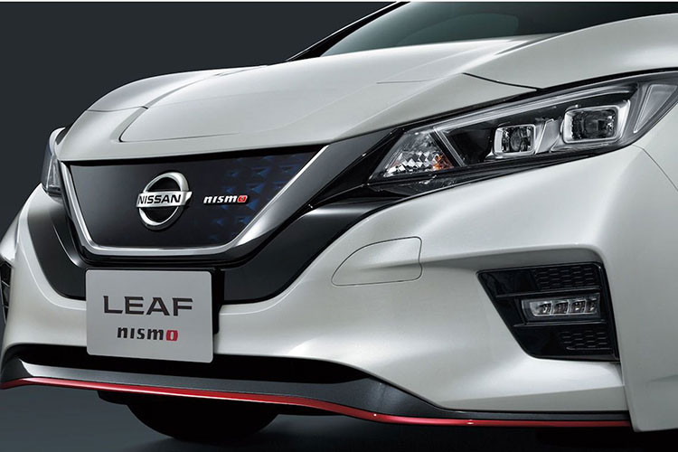 Cản trước và cản sau của xe được hãng xe Nhật bản thiết kế lại với kiểu dáng đậm chất khí động học mà theo kỹ sư của hãng xe ôtô Nissan nói rằng sẽ giúp tăng lực ép xuống mặt đường khi vận hành ở tốc độ cao.