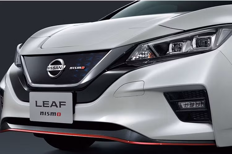 Cản trước và cản sau của xe được hãng xe Nhật bản thiết kế lại với kiểu dáng đậm chất khí động học mà theo kỹ sư của hãng xe ôtô Nissan nói rằng sẽ giúp tăng lực ép xuống mặt đường khi vận hành ở tốc độ cao.