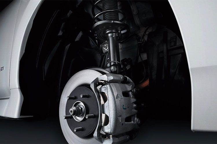 Hệ thống treo của Nissan Leaf Nismo mới cũng được nâng cấp và tay lái trợ lực điện có thể tùy chỉnh. Xe cũng sẽ ổn định hơn trong cua nhờ hệ thống kiểm soát bám đường thông minh (Intelligent Trace Control).