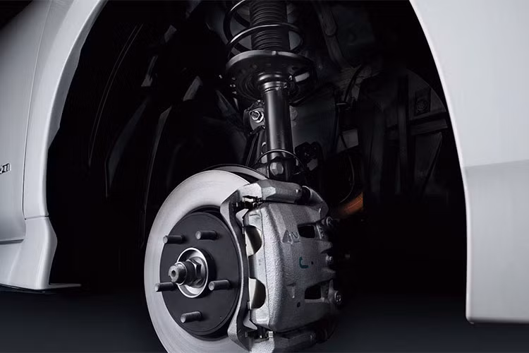 Hệ thống treo của Nissan Leaf Nismo mới cũng được nâng cấp và tay lái trợ lực điện có thể tùy chỉnh. Xe cũng sẽ ổn định hơn trong cua nhờ hệ thống kiểm soát bám đường thông minh (Intelligent Trace Control).