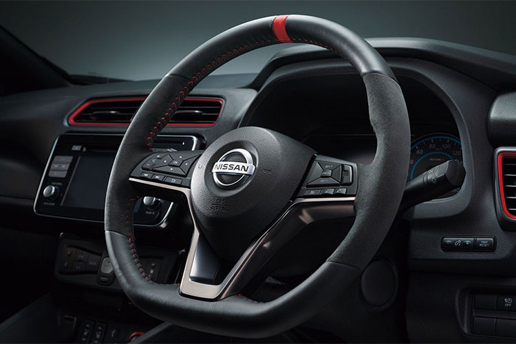 Đa số các ốp bên trong xe được làm từ chất liệu giả vân carbon. Vô lăng được bọc da Alcantara cao cấp. Nissan còn thêm vào các dãy màu đỏ tại hộc gió điều hòa và chỉ đỏ may nổi trên các ghế ngồi. Cần số điện độc đáo có màu xám nòng súng mạ chrome.
