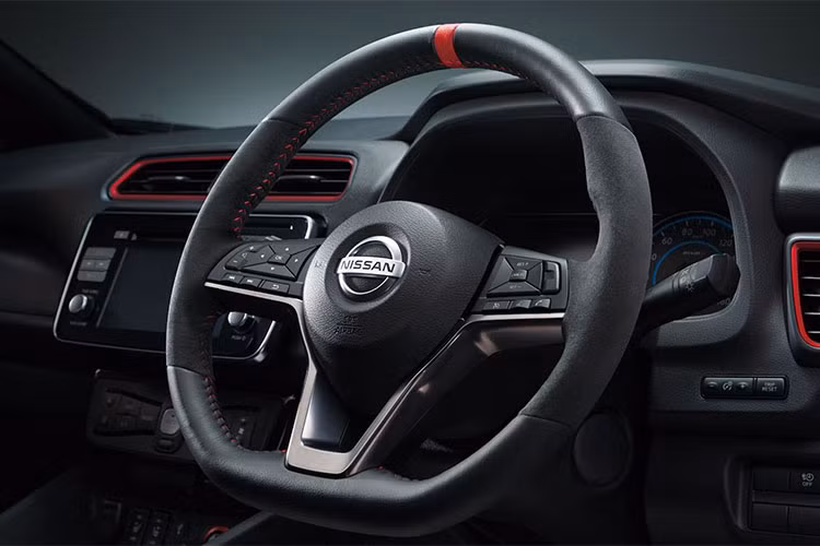 Đa số các ốp bên trong xe được làm từ chất liệu giả vân carbon. Vô lăng được bọc da Alcantara cao cấp. Nissan còn thêm vào các dãy màu đỏ tại hộc gió điều hòa và chỉ đỏ may nổi trên các ghế ngồi. Cần số điện độc đáo có màu xám nòng súng mạ chrome.