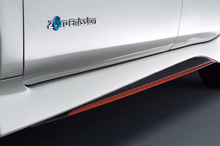 Nissan hiện vẫn chưa công bố thông số về động cơ, nhưng theo truyền thống của những chiếc xe gắn mác Nismo từng ra mắt chắc chắn động cơ điện sẽ được tinh chỉnh có khả năng vận hành mạnh mẽ hơn.