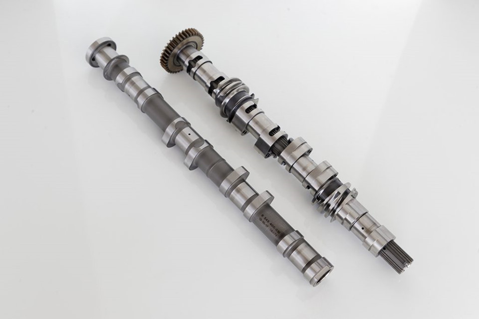 Sức mạnh mới của xe đến từ việc sử dụng vật liệu titanium siêu nhẹ giúp giảm 3,5 kg cho động cơ. Công nghệ Shift Cam hoàn toàn mới của động cơ Boxer 1250 cũng được ứng dụng lên S1000RR, giúp điều chỉnh thời gian đóng mở và độ mở của các xú-páp nạp cho động cơ.