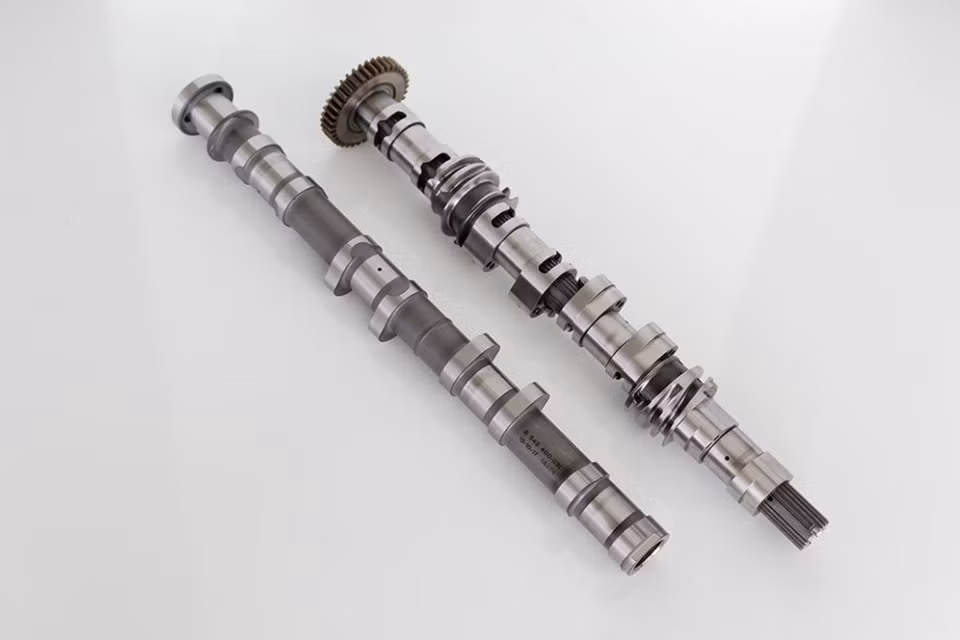 Sức mạnh mới của xe đến từ việc sử dụng vật liệu titanium siêu nhẹ giúp giảm 3,5 kg cho động cơ. Công nghệ Shift Cam hoàn toàn mới của động cơ Boxer 1250 cũng được ứng dụng lên S1000RR, giúp điều chỉnh thời gian đóng mở và độ mở của các xú-páp nạp cho động cơ.