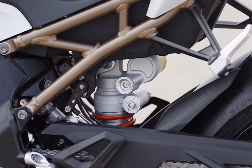 Ngoài ra, khách hàng có thể trang bị thêm cho chiếc S1000RR tùy chọn hệ thống treo bán chủ động điện tử Dynamic Damping Control thế hệ mới. Hệ thống DDC mới với các van dầu bên trong tốt hơn, đem tới khả năng kiểm soát chiếc xe chính xác hơn.