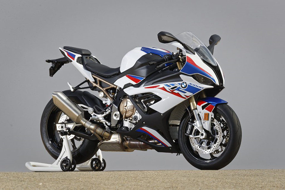 Giá bán BMW S1000RR 2019 và thời điểm chính thắc tung ra thị trường vẫn chưa được BMW Motorrad tiết lộ. Tuy nhiên, theo thói quen của hãng xe Đức thì mẫu xe này sẽ được bán ra vào khoảng đầu năm sau.
