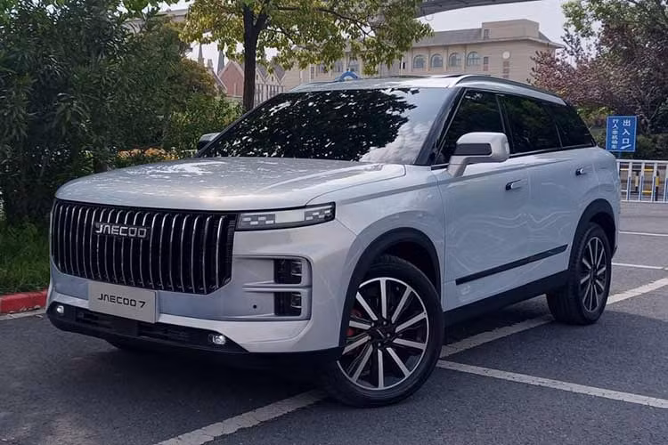 Hiện chưa rõ giá xe Chery Jaecoo 7 tại Việt Nam, còn tại quê nhà, phiên bản sử dụng động cơ xăng sẽ có sự khác nhau, ở phiên bản dẫn động 2 bánh, xe có giá sẽ là từ 129.900 nhân dân tệ (tương đương 419 triệu đồng), phiên bản dẫn động 4 bánh là 132.900 nhân dân tệ đến 145.900 nhân dân tệ (khoảng 429 triệu đồng và 471 triệu đồng).