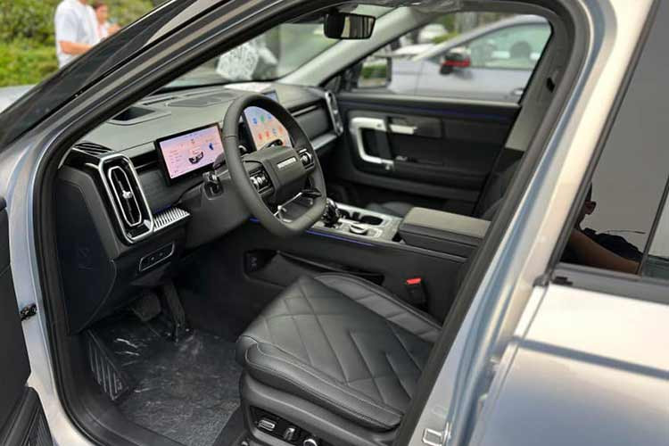 Bên trong xe, toàn bộ nội thất áp dụng phong cách thiết kế thẳng và cứng cáp, đồng thời được trang bị màn hình LCD điều khiển trung tâm 13,2 inch thẳng đứng, bảng đồng hồ LCD hoàn toàn và cần số độc đáo, trông đầy công nghệ. 