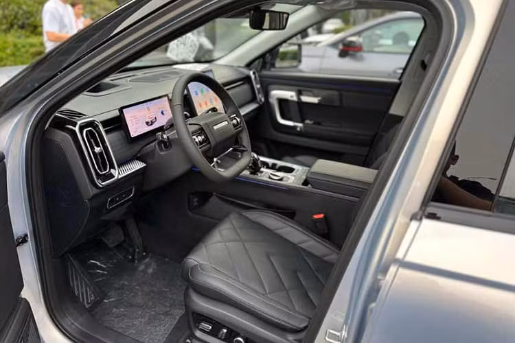 Bên trong xe, toàn bộ nội thất áp dụng phong cách thiết kế thẳng và cứng cáp, đồng thời được trang bị màn hình LCD điều khiển trung tâm 13,2 inch thẳng đứng, bảng đồng hồ LCD hoàn toàn và cần số độc đáo, trông đầy công nghệ. 
