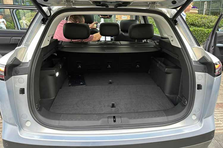 Về sức mạnh, Chery Jaecoo 7 của Trung Quốc được trang bị động cơ 1.6T và hộp số ly hợp kép 7 cấp cho công suất tối đa 197 mã lực và mô-men xoắn cực đại 290 Nm. Mức tiêu thụ nhiên liệu của phiên bản dẫn động 2 cầu là 6,98 lít/100 km.