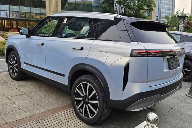 Phiên bản dẫn động 4 bánh "ăn xăng" khoảng 7,48 lít/100 km, phiên bản dẫn động 4 bánh cũng sẽ cung cấp nhiều chế độ lái như tuyết, bùn, và cát. Ở bản PHEV ra mắt trong năm sau, Chery Jaecoo 7 còn gây ấn tượng với mức tiêu thụ nhiên liệu chỉ 1 lít/100 km.