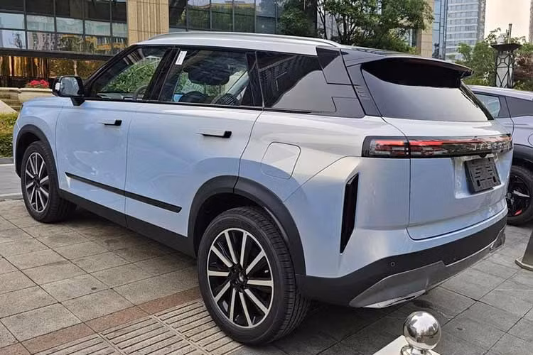 Phiên bản dẫn động 4 bánh "ăn xăng" khoảng 7,48 lít/100 km, phiên bản dẫn động 4 bánh cũng sẽ cung cấp nhiều chế độ lái như tuyết, bùn, và cát. Ở bản PHEV ra mắt trong năm sau, Chery Jaecoo 7 còn gây ấn tượng với mức tiêu thụ nhiên liệu chỉ 1 lít/100 km.