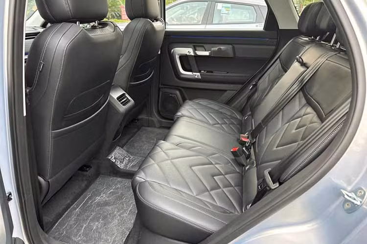 Về cấu hình, chiếc xe mới sẽ được trang bị chip AI có sức mạnh tính toán cực kỳ thông minh 8155, hình ảnh toàn cảnh 540° và chức năng hiển thị head-up W-HUD, đồng thời sẽ được trang bị hệ thống hỗ trợ lái xe thông minh L2.5.