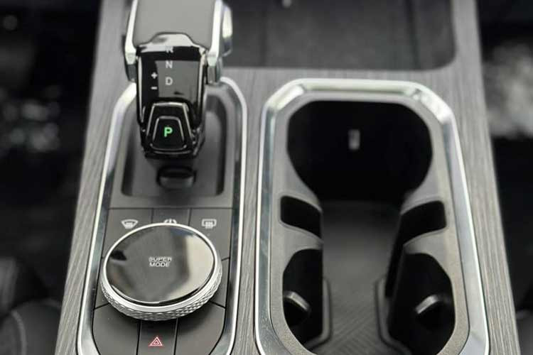 Hộp số của xe được thiết kế khá tinh tế và có các nút chức năng cho hệ thống đa phương tiện ở phía sau. Đồng thời, chiếc xe cũng bổ sung thiết kế hoa văn kim cương cho ghế của Chery Jaecoo 7.