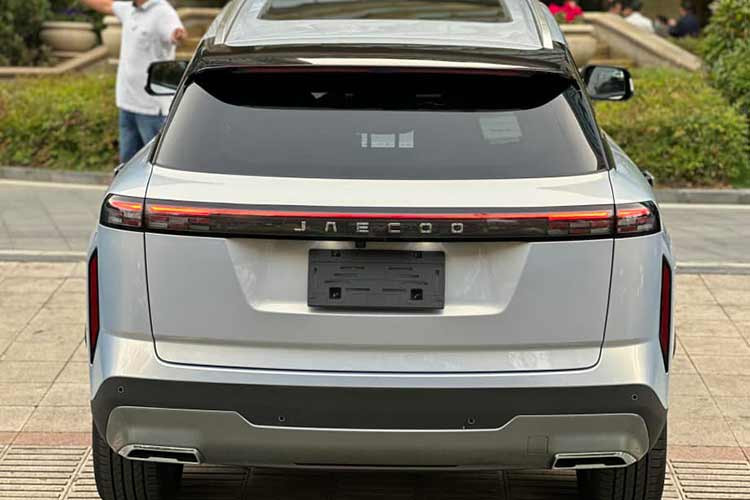 Về ngoại hình, Chery Jaecoo 7 trông cứng cáp hơn, lưới tản nhiệt lớn màu xám trông rất độc đoán. Tại Trung Quốc, xe sẽ đóng logo của Chery có kích thước khá lớn, còn bản quốc tế, có logo Jaecoo nhỏ hơn, phù hợp với lưới tản nhiệt bao gồm 20 thanh nan dọc, thay vì nan to lớn, đầy hầm hố của bản bán ra tại Trung Quốc, cản trước của xe Chery Jaecoo 7 cũng hiền hơn so với Chery Exploration 06.