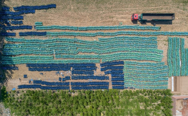 Trên nền nhạc lấy từ bộ phim Blade Runner 2049, video "No Place To Place" cho thấy một thực tế tại Trung Quốc hiện nay với hàng nghìn chiếc xe đạp bị vứt đống, dẫn đến hỏng hóc sau thời gian dài không sử dụng.