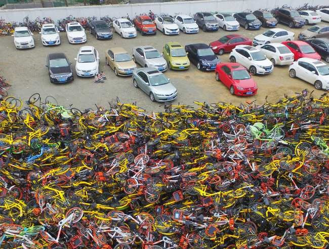 Nhiếp ảnh gia Wu Guoyong đã đi khắp Trung Quốc để ghi lại bằng drone hình ảnh những nghĩa địa xe đạp đầy màu sắc nằm rải rác khắp quốc gia này, kết quả của việc tỷ lệ nghịch lượng xe đạp chia sẻ gia tăng chóng mặt so với nhu cầu thực sự của người dân.