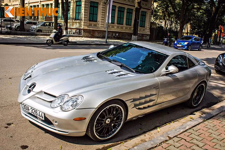 Được tạo ra từ những kinh nghiệm mà Mercedes-Benz và McLaren có được từ việc tham gia giải đua Công thức 1. Không chỉ có được hiệu suất cao, SLR McLaren còn đạt được độ an toàn rất cao.