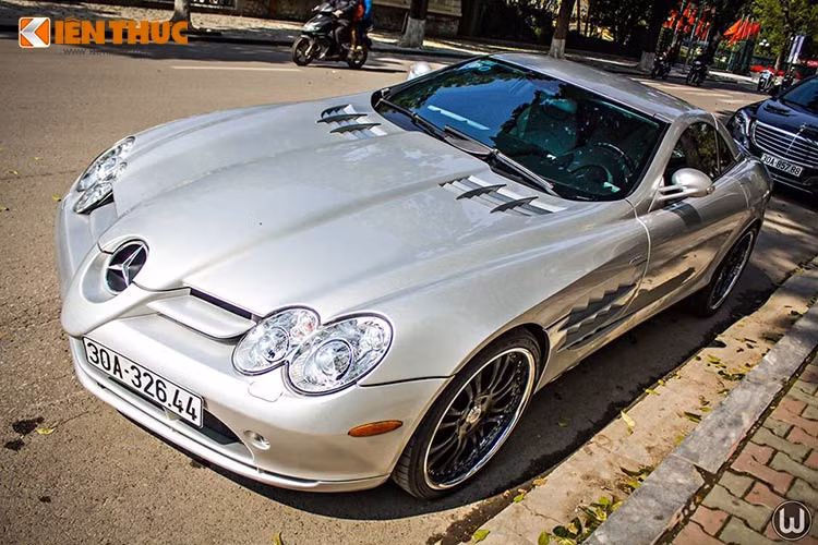 Bên cạnh dàn siêu xe phong phú của "dân chơi xe" Việt Nam như Ferrari, Lamborghini, Maserati... thì chiếc xe Mercedes-Benz SLR McLaren độc nhất Việt Nam tại Hà Nội lại là siêu xe "hàng hiếm, độc nhất vô nhị".