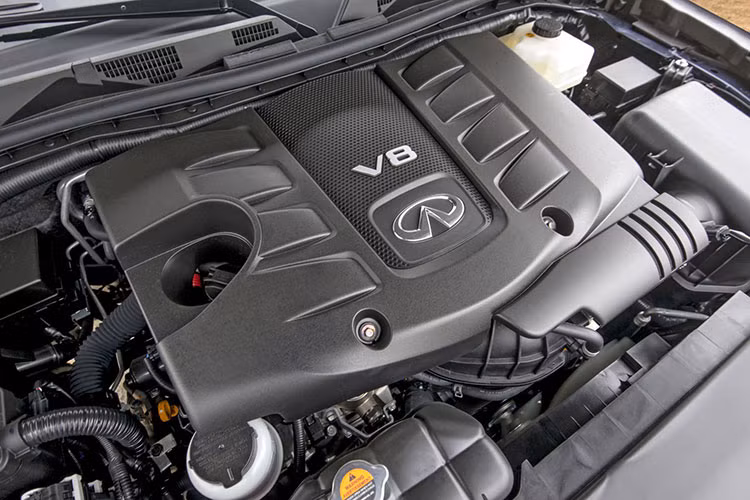 Infiniti QX80 2015 sở hữu động cơ V8 5.6L sản sinh công suất 400 mã lực tại 5,800 vòng/phút và mô-men xoắn cực đại 560 Nm tại 4,000 vòng/phút. Xe có thể tăng tốc từ 0-100km/h trong khoảng thời gian 6,8s, tốc độ tối đa 201km/h.