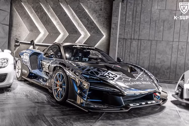 Chính vì điều này mà 1 siêu phẩm như McLaren Senna GTR về Việt Nam, vào 2 năm trước đã gây ra cơn chấn động cho giới truyền thông trong nước. Chưa dừng lại ở đó, trước khi Khanh Super bị bắt giữ, có không ít cư dân mạng đã khá xót xa với video McLaren Senna GTR có giá vài căn biệt thự bị "nhốt" tại kho cảng Tân Cảng để phủ bụi dày đặc.
